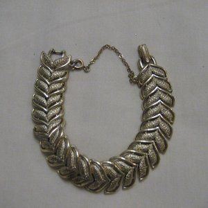 vintage coro silvertone bracelet w/safety chain